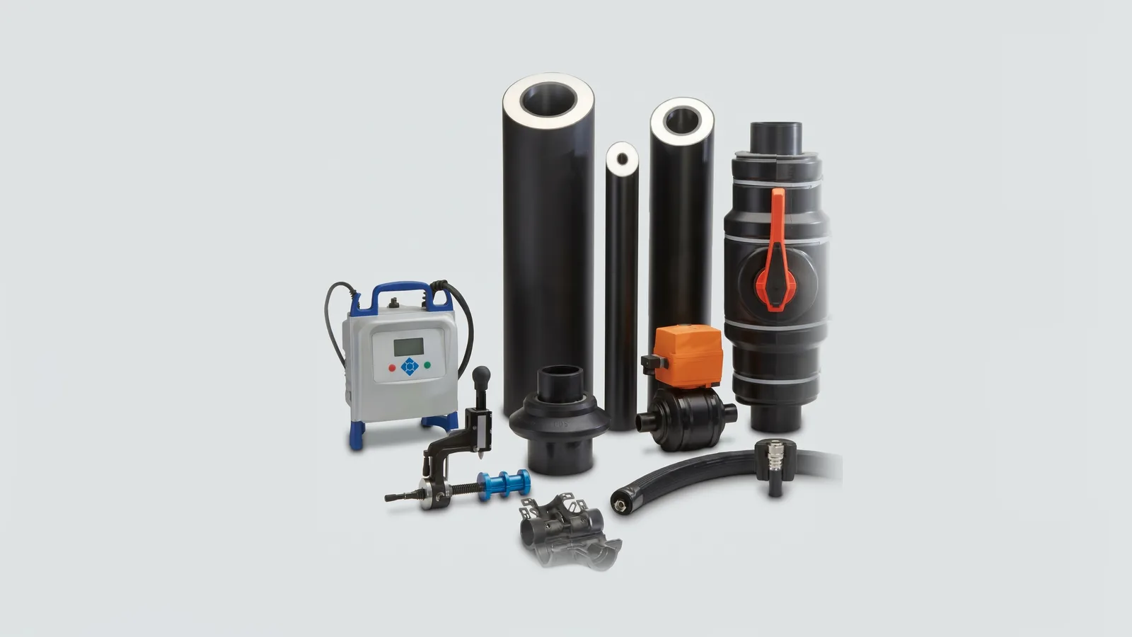 Komponenten des Systems COOL-FIT: vorisolierte Rohre, Formteile, Kugelhahn, Elektroschweissgerät und Schälwerkzeug